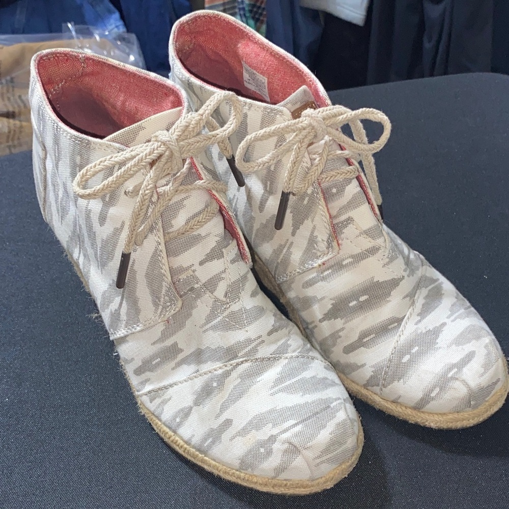 TOMS WO‎ SIZE 9.5 ESPADRILLE 3” WEDGE SHOES GRAY CREAM DESIGN CLEAN LACE  UP